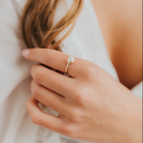 Radiant Gold Pearl Ring with Intricate Detailing - Picture 2 of 5